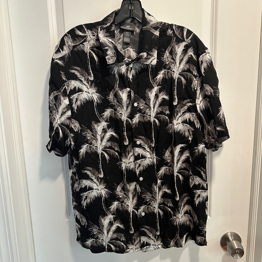 H&M black and white palm print shirt size small